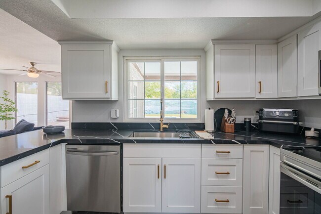 Building Photo - 10615 N 63rd Dr