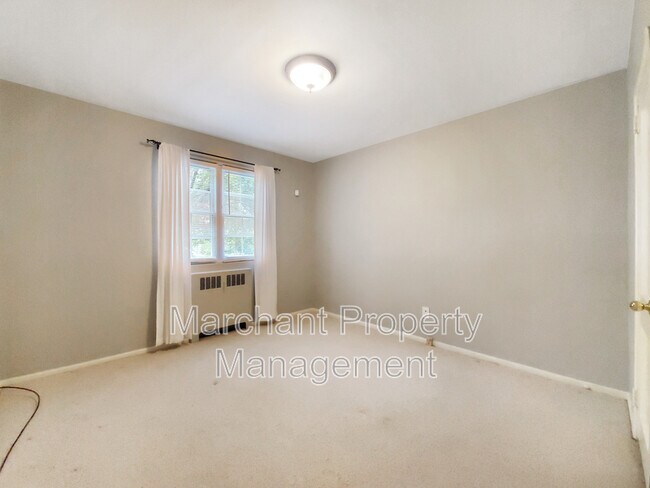 Building Photo - 100 Lewis Dr