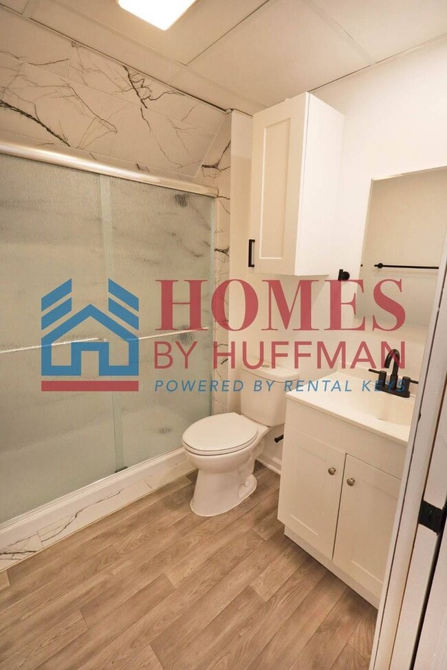 Building Photo - 910 Harriet St