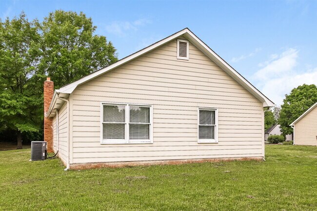 Building Photo - 1800 Hedgelawn Dr