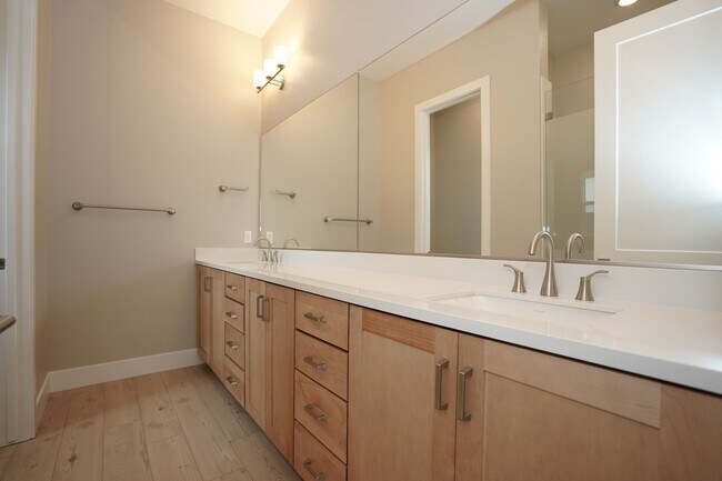 Building Photo - New Construction End Unit Luxury Townhome in Central Sunnyvale Location!
