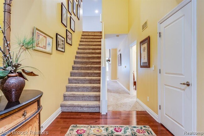 Building Photo - 1050 Oakwood Dr