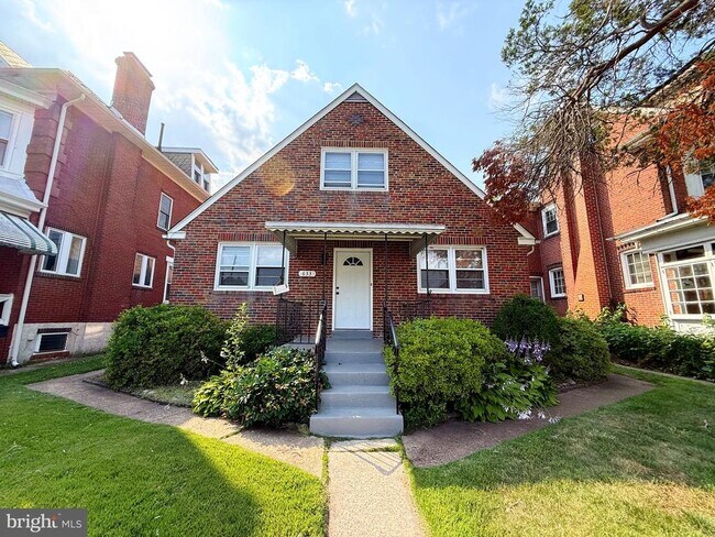 Building Photo - 633 Noble St