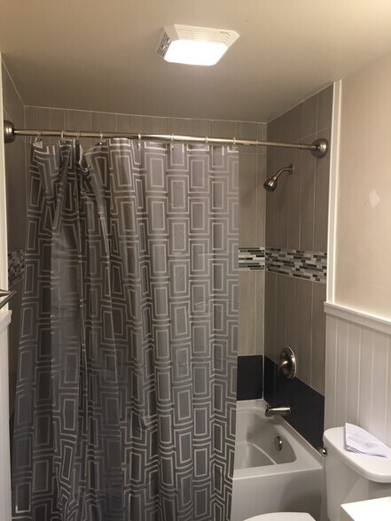 Full bath - 339 Willowbrooke Dr