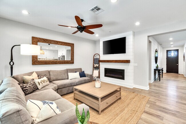 Building Photo - Light and bright 4 bedroom 3 bath beauty i...