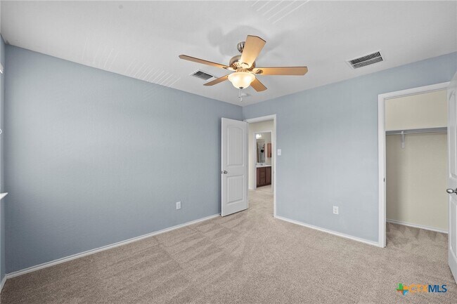 Building Photo - 220 Hinge Creek