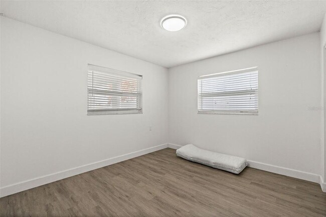 Building Photo - 710 116th Ave