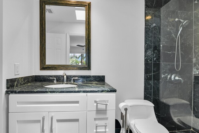 Building Photo - 753 Villa Portofino Cir