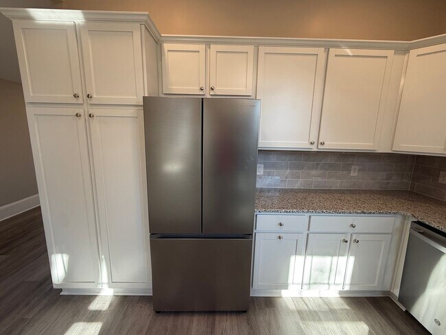 Building Photo - 4 Bedroom Fully Remodeled House Located in Five Points!