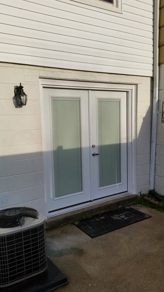 Privat Entrance - 69 Watkins Park Dr