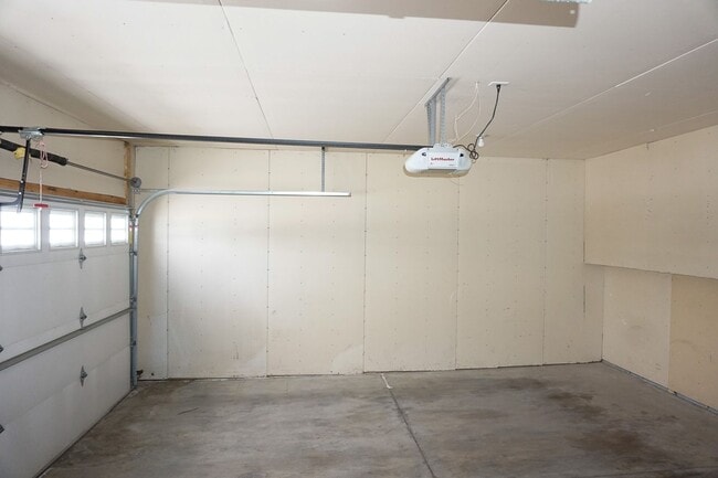 Building Photo - 3 Bed 2 Bath Twin Home