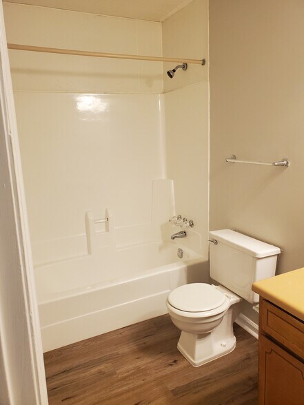 Building Photo - 320 Chase Dr