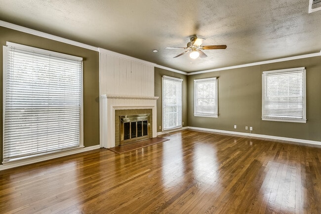 Building Photo - Ready for New Students- 2 Bed, 1 Bath Tudor Home Minutes from TCU- 76109
