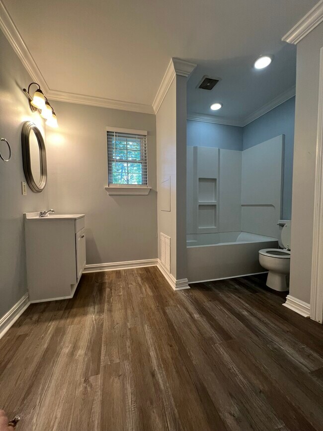 Building Photo - 30447 Parkview Dr