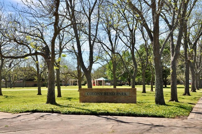Building Photo - 2931 Colony Dr