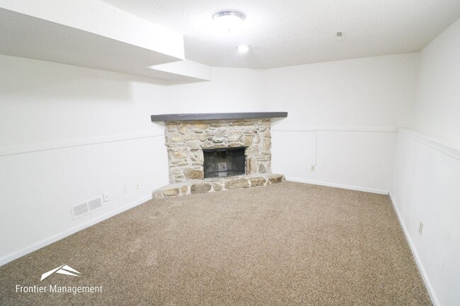 Building Photo - Spacious 3 bedroom townhome with a fenced in backyard!