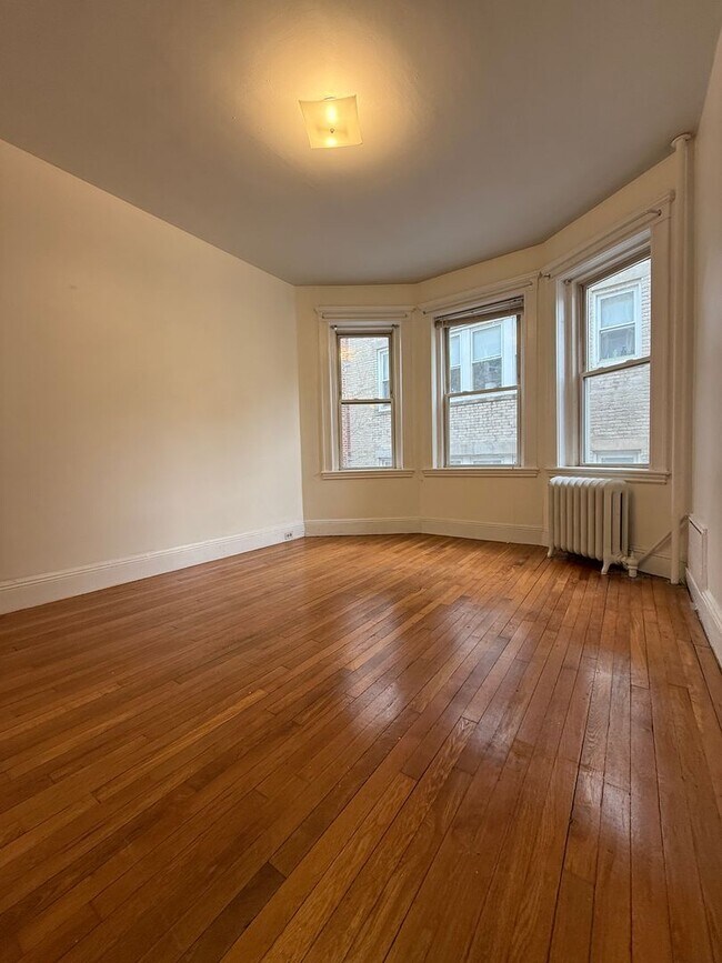 Building Photo - Spacious Allston 2 Bedroom on Kelton St.  Available NOW.  No Broker Fee!!!