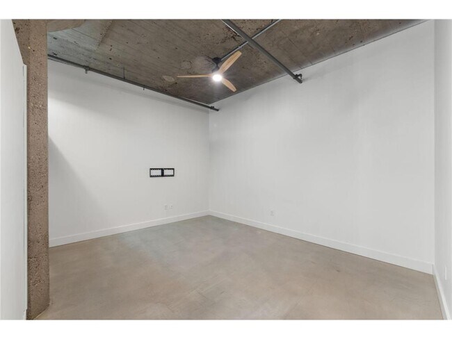 Building Photo - 718 N Washington Ave