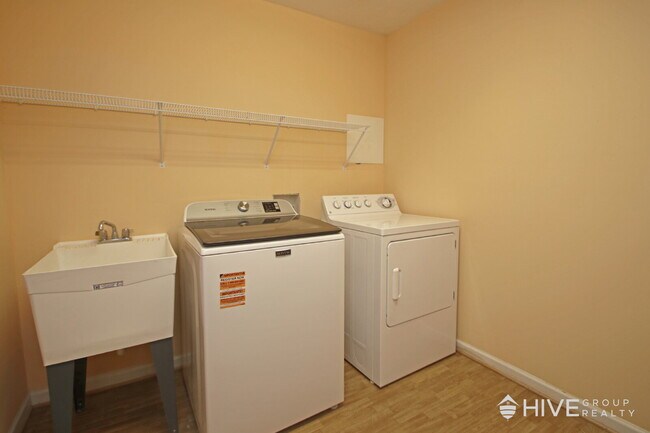 Building Photo - Beautiful Rental with Scenic Views Just Minutes from Downtown Harrisonburg!