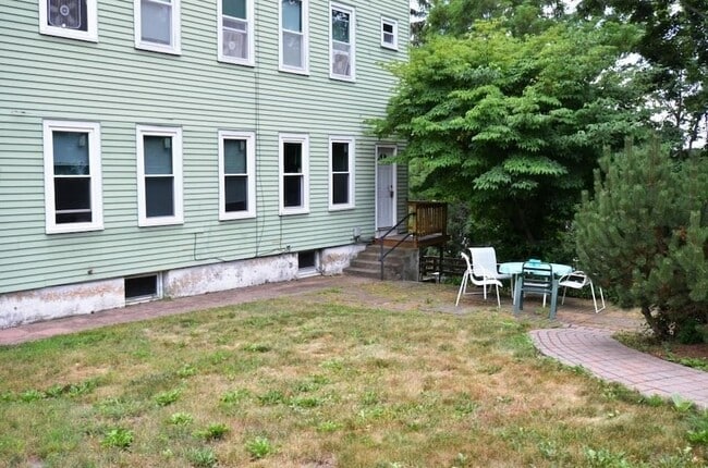 Building Photo - 264 Belmont St