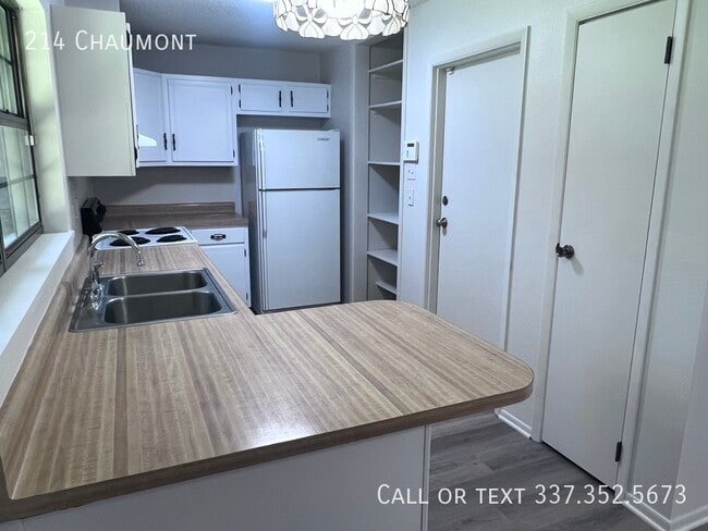 Building Photo - 214 Chaumont-