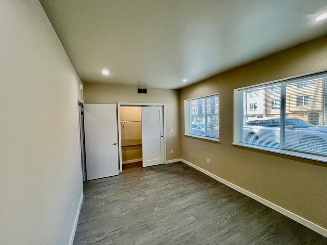 Building Photo - PM0277