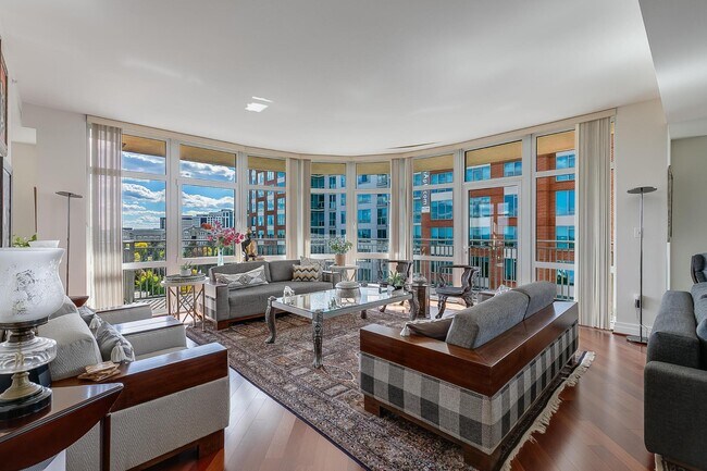 Building Photo - 8220 Crestwood Heights Dr