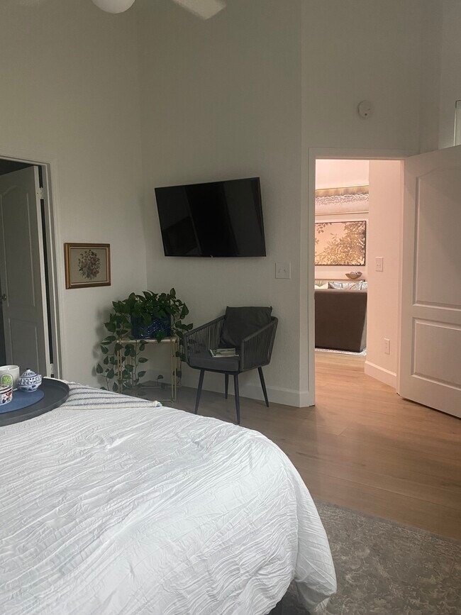 Building Photo - 705 Seagate Dr