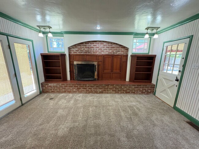 Building Photo - Visalia 2 Bed 2 Bath available now.