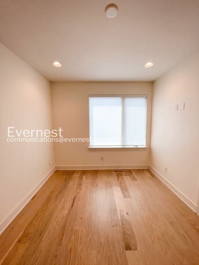 Building Photo - 3 Bed/3.5 Bath Home with Garage / Available Now!