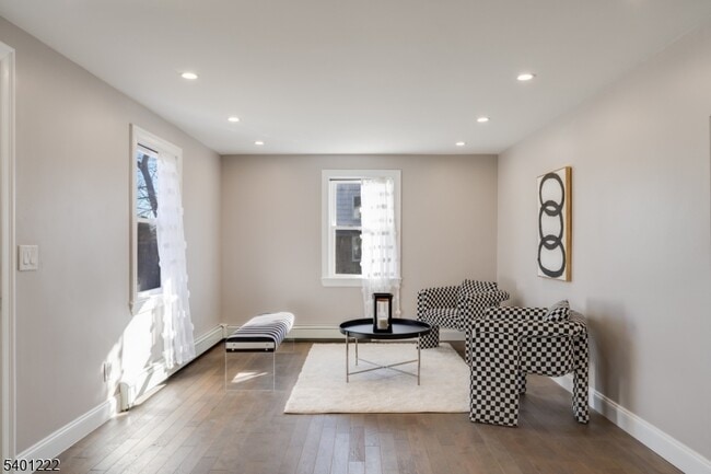 Building Photo - 21 Lombardy Pl