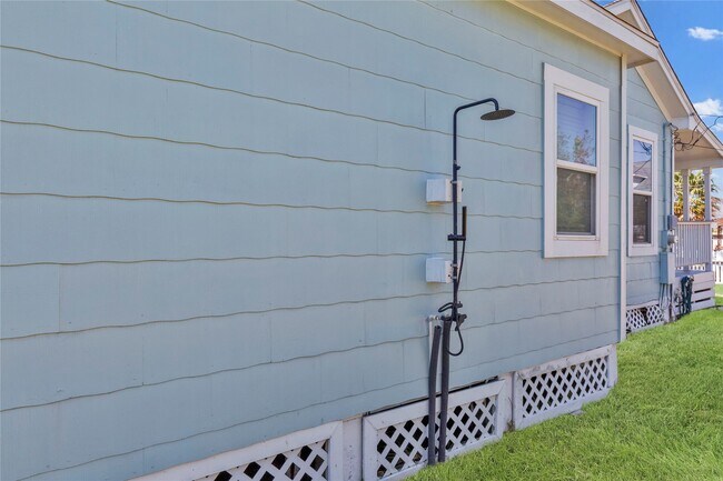 Building Photo - 5801 Avenue S 1/2