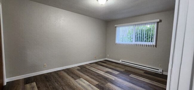 Building Photo - 2 Bedroom on 18th Ave in Albany - Pet Friendly