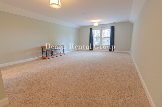 Building Photo - Fully Furnished Corner Lot with Screened Patio