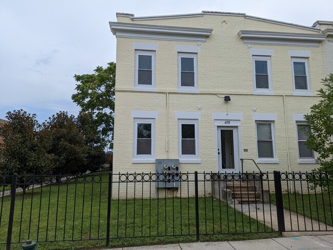 Building Photo - 419 W St NE