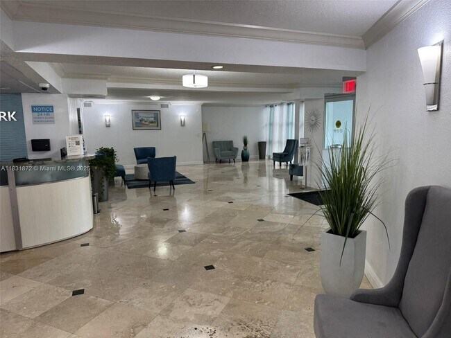 Building Photo - 800 Parkview Dr