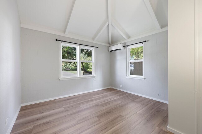 Building Photo - MOVE IN READY! A/C home with 2 bed, 1 bath...