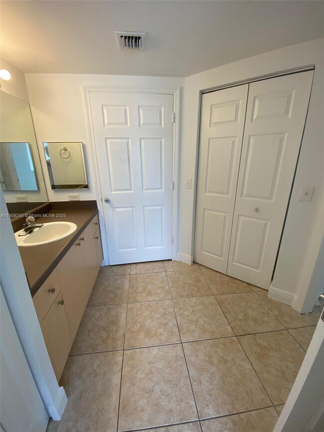 Building Photo - 2452 Centergate Dr