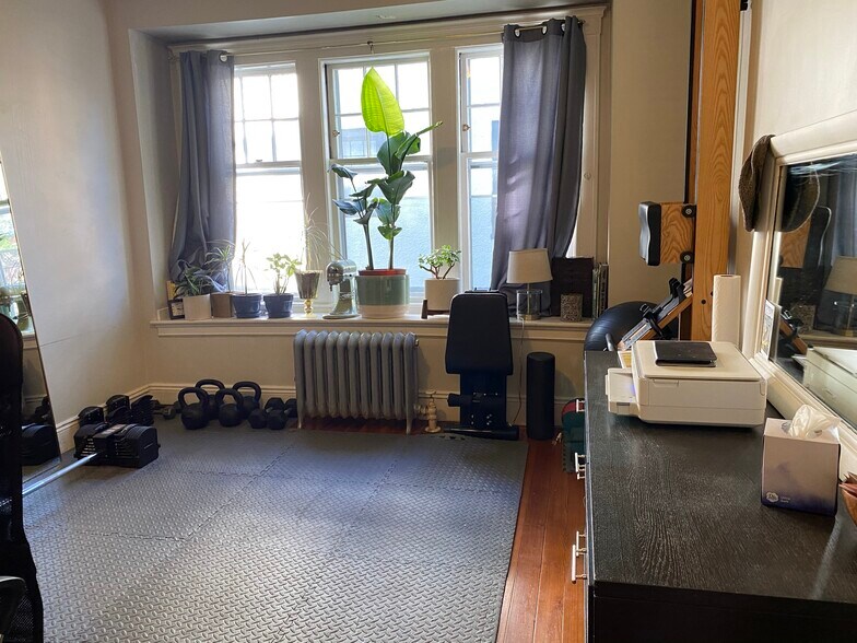 Building Photo - 32 Russell St