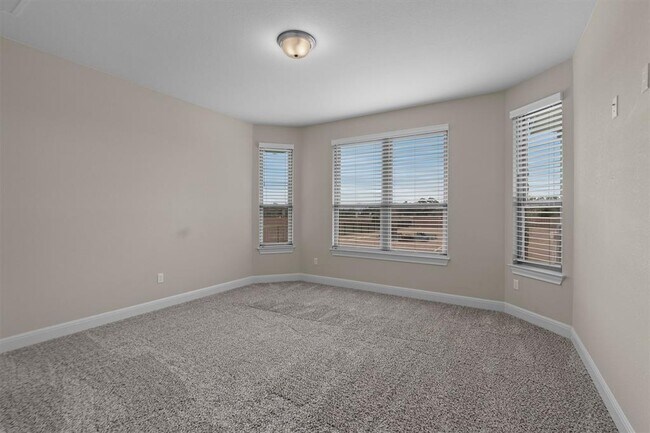 Building Photo - 305 Miranda Wy