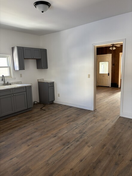 Building Photo - 615 Broad St