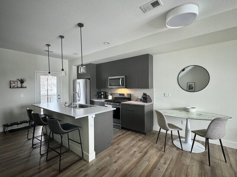 Building Photo - 1198 S Reed Way