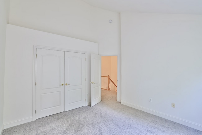 Building Photo - AFFORDABLE and SPACIOUS 3br Townhouse by P...