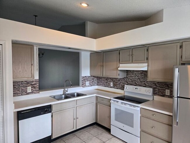 Building Photo - Don’t miss this beautiful 3-bedroom, 2-bat...