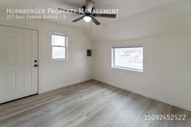 Building Photo - Newly Remodeled 2 Bed 1 Bath Unit!