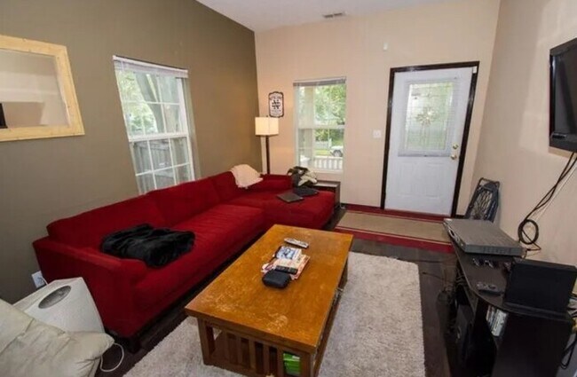 Building Photo - Fully Furnished 3 bed 2 bath home near Notre Dame