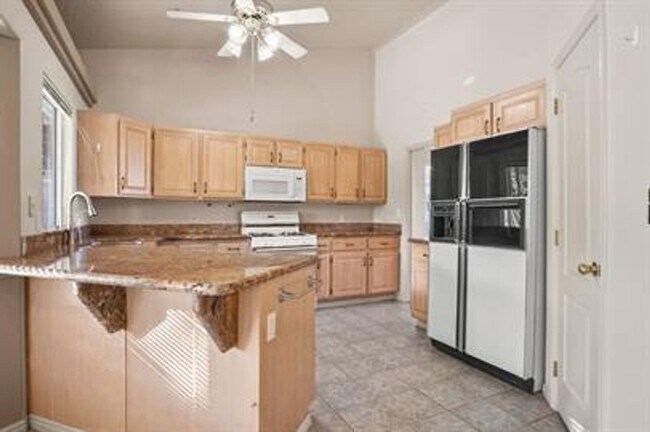 Building Photo - Bloomington Beauty!  6 month lease