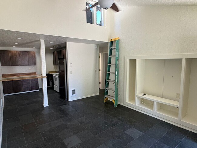 Building Photo - Cozy Condo in NE Bend!