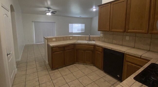 Building Photo - Spacious 4 Bedroom House