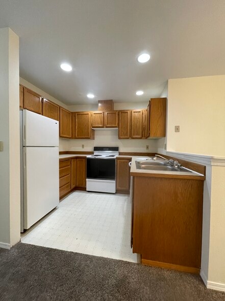 Kitchen - 209 East 18th Ave #33